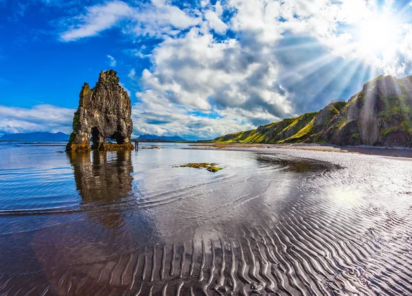 在海洋流出时 玄武岩岩石 Mammot Hvitsercur 北部极端旅游业的概念 冰岛日落时苍白的北太阳 — 图库照片