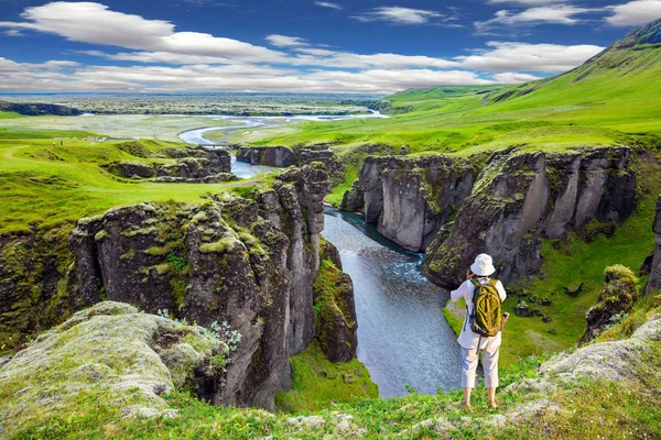 Stávkující Kaňonu Fyadrarglyufur Islandu Zelená Tundra Létě Starší Žena Malé — Stock fotografie