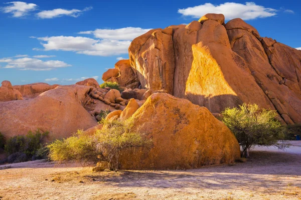 あるスピツコッペ山 ナミビアの石 石の光と影の遊び 砂漠ナミブの花崗岩の露頭 極端な生態学的な観光事業の概念 — ストック写真