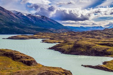 Kayalar Los Kuernos arasında masmavi Gölü Pehoe. Milli Parkı Torres del Paine. Şili'seyahat. Aktif ve aşırı turizm kavramı