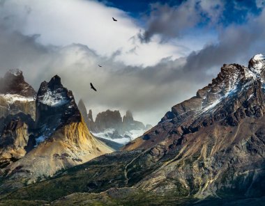 Milli Parkı Torres del Paine, Şili. Los Kuernos siyah kayalıklarla. Kasırga rüzgar soğuk bulutlar esiyor. Aktif ve aşırı turizm kavramı