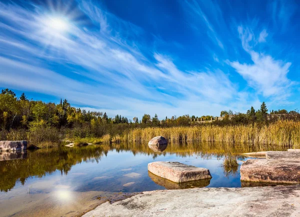 Eski Canada Barajı Park Sarı Sonbahar Çimleri Soluk Kuzey Güneş — Stok fotoğraf