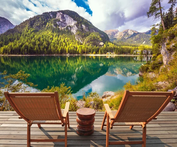 Paar Ligstoelen Het Meer Prachtige Lake Zuid Tirol Italië Het — Stockfoto