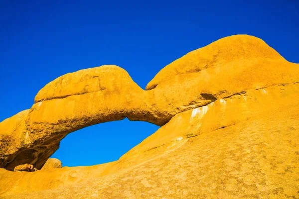 Arco Pedra Spitzkoppe Grupo Natural Granitos Carecas Lisos Entre Deserto — Fotografia de Stock