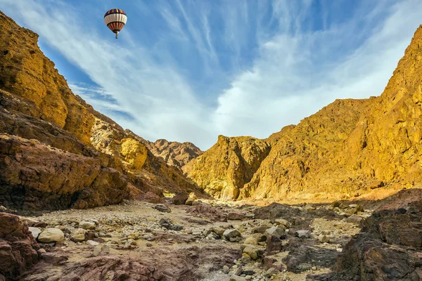 Ruta Pie Pintoresco Cañón Negro Israel Globo Multicolor Sobre Desierto —  Fotos de Stock