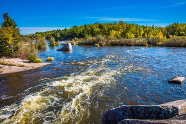 Sıcak sonbahar günü. Eski Canada Barajı il Heritage Park. Pürüzsüz taş çekici nehrin üzerinde köpük su boylayacağız. Ekolojik kavramı ve macera turizm