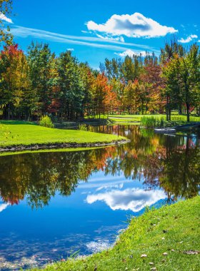 Fransızca Kanada küçük gölet yansıtan sonbahar yaprakları