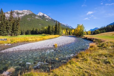 Çakıllı bir alt akışıyla dağlar arasında akar. Muhteşem pitoresk Vadisi Banff Ulusal Parkı'nda