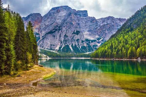 Lago Montaña Lago Braies Con Las Montañas Reflejadas Agua — Foto de Stock