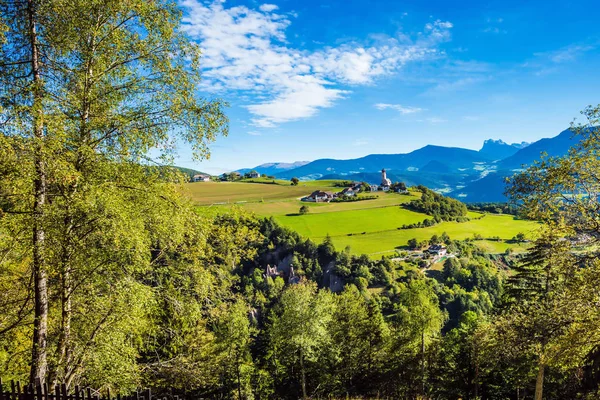 Köyün Dolomites Talya Içinde Mavi Gökyüzü Altında Doğal Görünümü — Stok fotoğraf