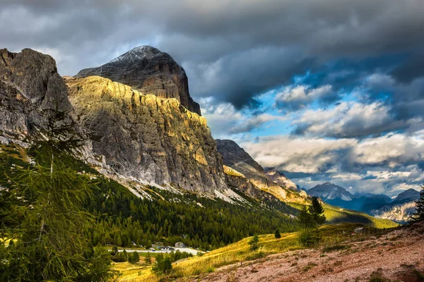 Viaggia Nelle Dolomiti Tempesta Neve Avvicinamento Passare Faltsarego Concetto Turismo — Foto Stock