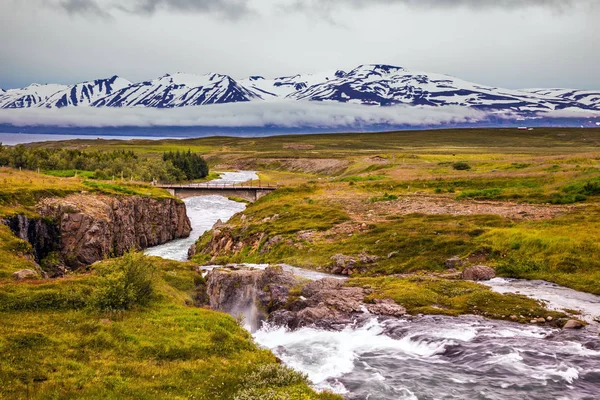 Der Schnelle Kalte Bach Fließt Durch Die Flache Tundra Horizont — Stockfoto