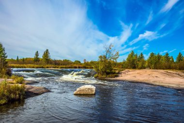 Şelale drenaj Winnipeg nehir düz taşlar hakkında. Eski Canada Barajı il Heritage Park. Ekolojik ve aşırı turizm kavramı 