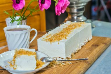 Ahşap tahta üzerinde turuncu tatlı kırıntıları beyaz peynirli kek serpilir