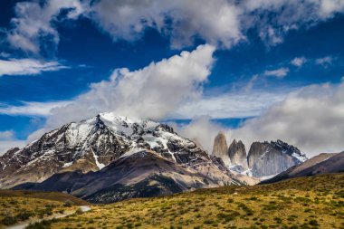 Dağlar ve kayalar Torres del Paine Milli Parkı'nda. Yaz aylarında güney Şili. Araba aşırı turizm kavramı