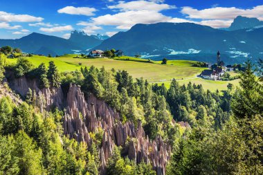 Doğal görünümü küçük köyde Dolomites Tirol, İtalya