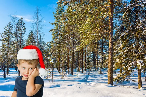 Jongen Rode Kerstman Hoed Tegen Winter Forest — Stockfoto