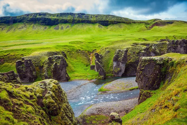 Dik Kayalıklarla Çok Soğuk Akışı Kuşatır Zlanda Fyadrarglyufur Güzel Kanyon — Stok fotoğraf