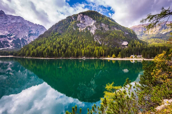 Lago Montaña Lago Braies Con Las Montañas Reflejadas Agua — Foto de Stock