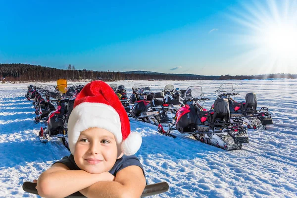 Jongen Rode Kerstman Hoed Tegen Sneeuwscooters — Stockfoto