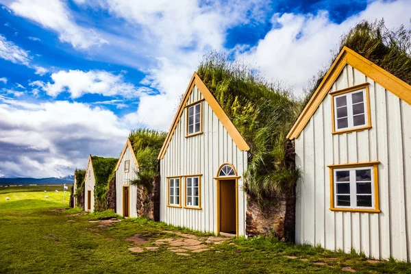 Het Pittoreske Dorp Van Oude Huizen Bedekt Met Gras Gras — Stockfoto