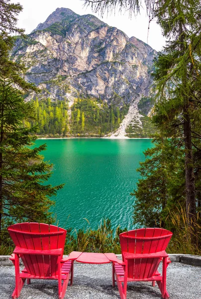 Das Konzept Des Wanderns Und Des Ökotourismus Zwei Rote Liegestühle — Stockfoto