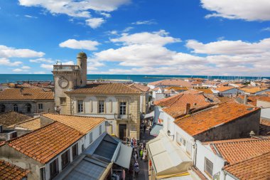Turuncu ve sarı renkli çatılar Akdeniz Provencal şehir döşenir. Saintes-Maries-de-la-Mer, Provence güneşli bahar günü. Etnografik turizm kavramı
