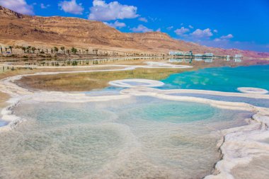 Yaz, İsrail. Buharlaştırılmış tuz fantastik kalıpları içine geliştirmiştir. Ölü denizin çok tuzlu su ile turkuaz ışık parlıyor. Ekolojik ve Medikal turizm kavramı