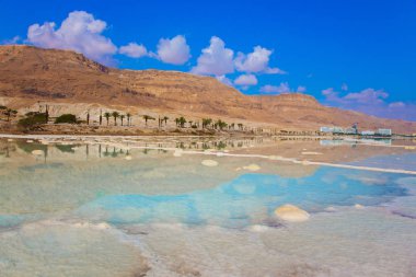 Azaltılmış su çok tuzlu Dead Sea, İsrail için. Tıbbi ve ekolojik turizm kavramı. Buharlaştırılmış tuz