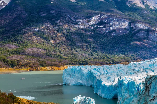 Buzul Parlatıcı Yansıyan Güneş Işığı Ile Egzotik Aşırı Turizm Kavramı — Stok fotoğraf