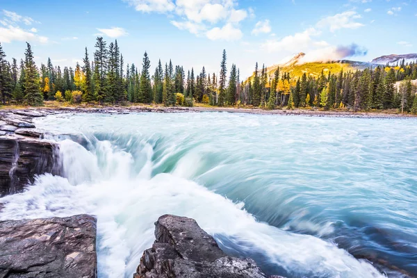 Teljes Víz Fortyogó Vízesés Athabasca Egyértelmű Őszi Este Kanadában Hideg — Stock Fotó