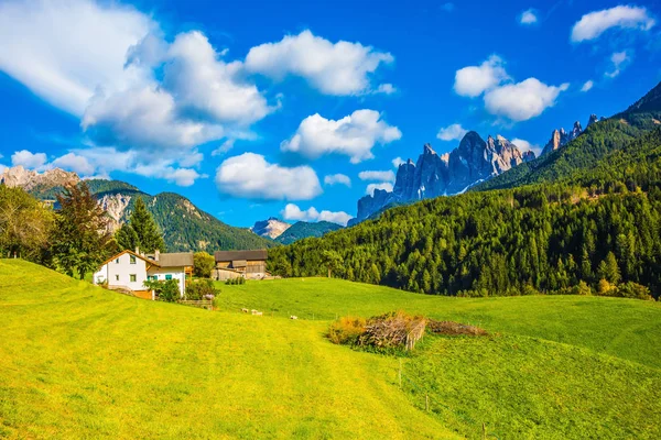 Kurtlar Vadisi Dolomit Kayaları Dentat Bir Duvar Ile Çevrilidir Dolomites — Stok fotoğraf