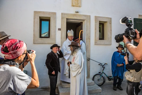 法国普罗旺斯圣玛丽德 2015年5月25日 世界吉普赛人节日 宗教游行开始前的记者和摄影师 民族志旅游的概念 — 图库照片
