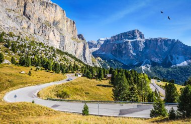 Pitoresk yol Sella Pass, Dolomites üzerinden. Ekolojik ve aşırı turizm kavramı. Dolomit kayaları etkileyici ridge. 