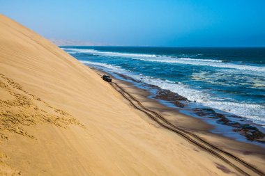  Okyanus ile köpüklü dalgalar sörf. Walvis Bay, Namibya, Afrika Güney Atlantik kıyısında. Tehlikeli jeep - safari büyük kumulları aracılığıyla. Aşırı ve egzotik turizm kavramı