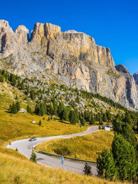  Pitoresk yol Sella Pass, Dolomites üzerinden. Dolomit kayaları görkemli ridge. Aşırı ve ekolojik turizm kavramı