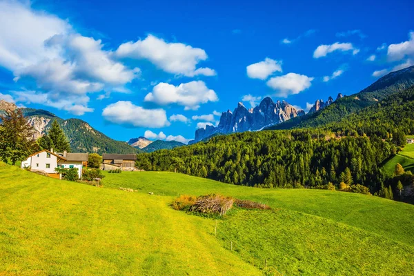 Valley Surrounded Dentate Wall Rocks Charming Chalet Green Grassy Slope — Stock Photo, Image