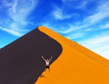 Adam coşkuyla zıplıyor 