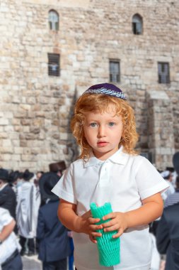 Sarışın ve yakışıklı çocuk. 