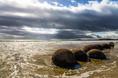  Pasifik okyanusu gelgiti başlıyor.