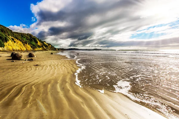 Las enormes rocas de Moeraki en una playa de arena — Foto de Stock