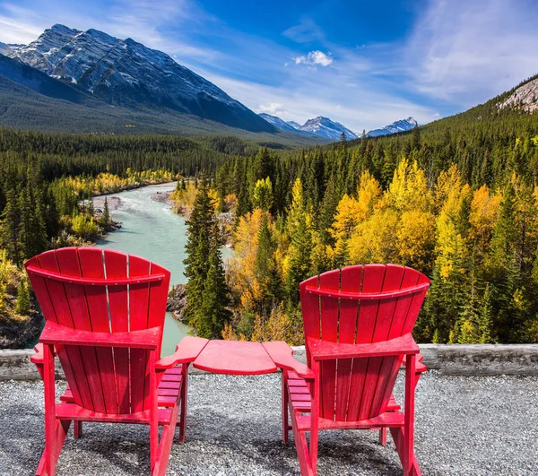 Dos sillas rojas junto al lago — Foto de Stock