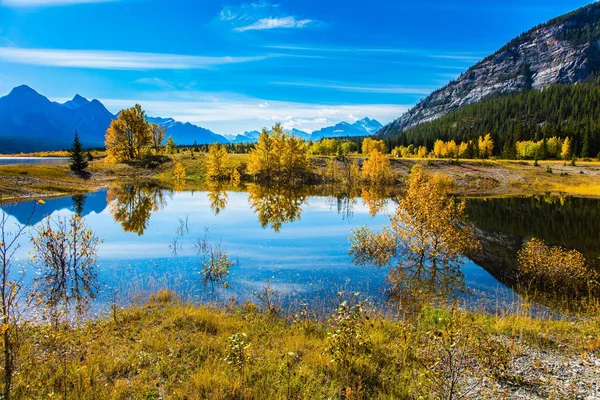 Spegelytan på Abraham Lake — Stockfoto