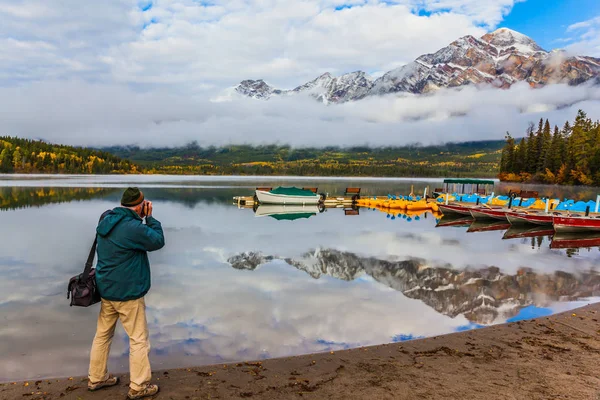 Turista idoso está fotografando — Fotografia de Stock