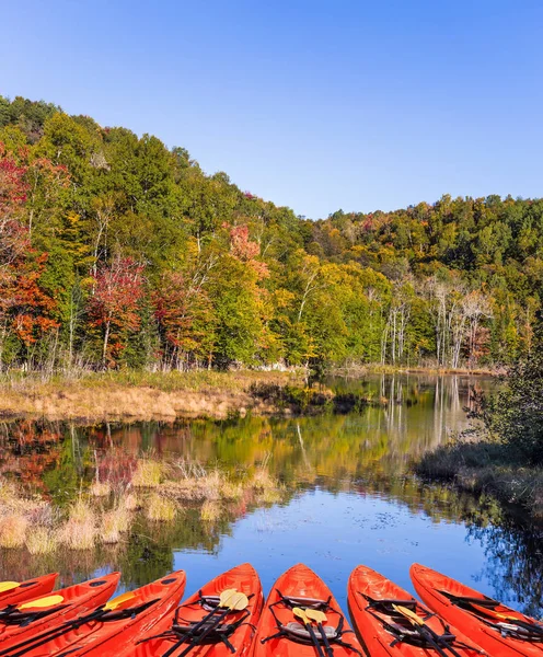 Röda kanoter förtöjda på sjön — Stockfoto