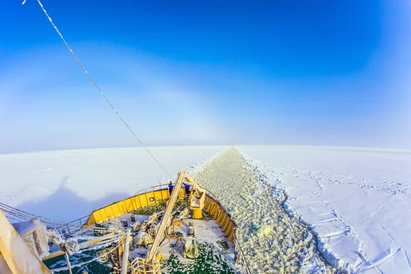 Ausflug zum Eisbrecher im arktischen Meer — Stockfoto