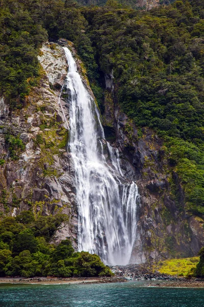 Magnífica cachoeira poderosa — Fotografia de Stock