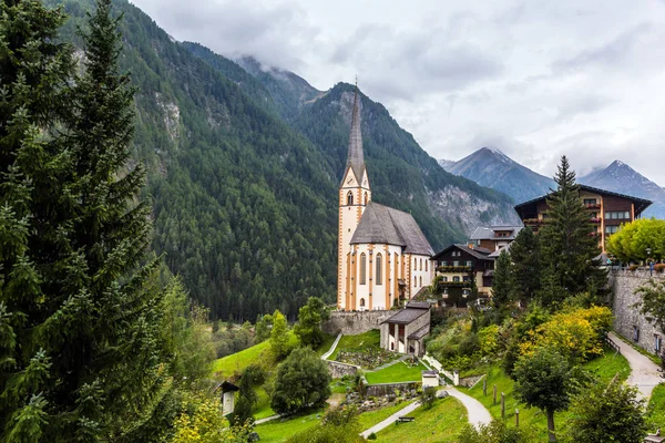 Dorf in den österreichischen Alpen — Stockfoto