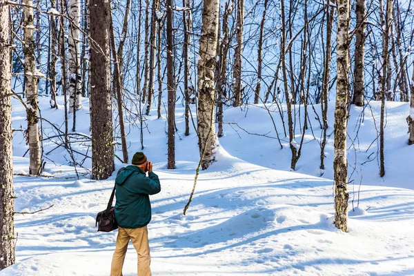 Kuzey Kutbu 'ndaki kış ormanlarında fotoğrafçı. — Stok fotoğraf