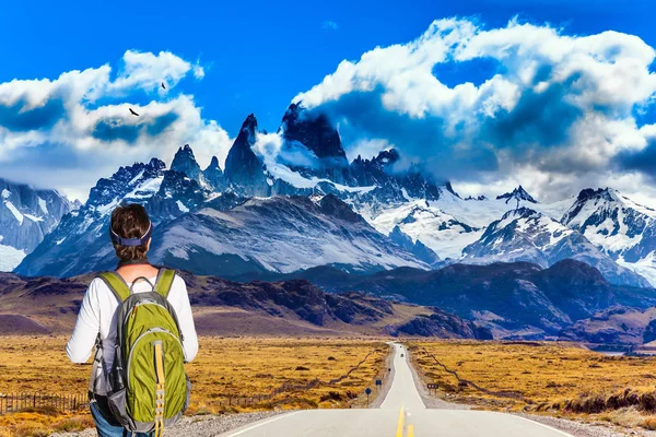 Una mujer con una mochila está parada frente al monte Fitz Roy. — Foto de Stock